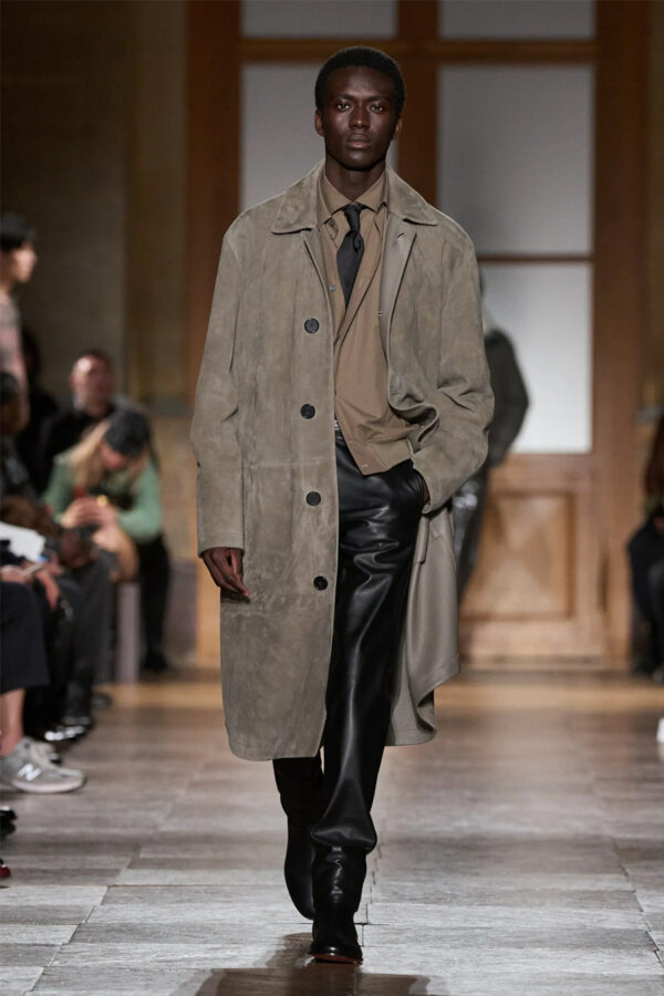 modelo desfilando en el desfile Hermès invierno 2026