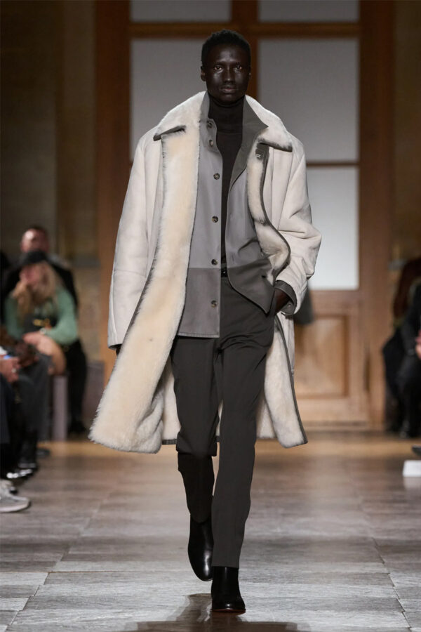 modelo desfilando en el desfile Hermès invierno 2026