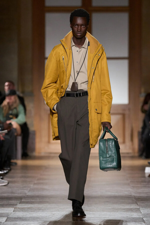 modelo desfilando en el desfile Hermès invierno 2026