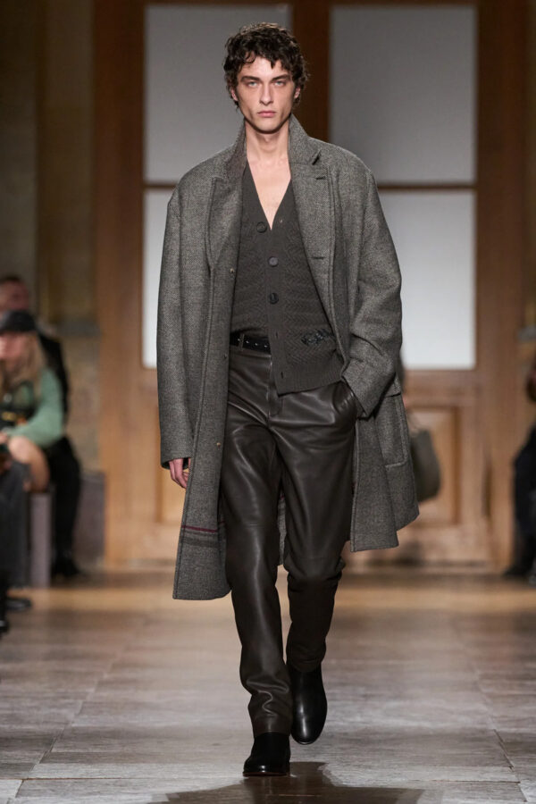 modelo desfilando en el desfile Hermès invierno 2026