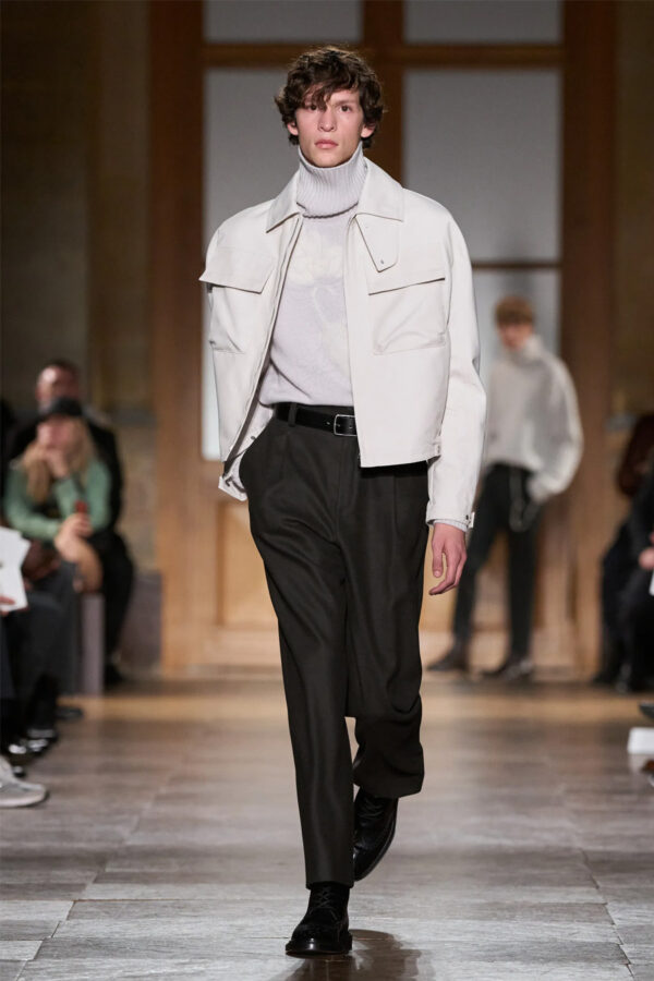 modelo desfilando en el desfile Hermès invierno 2026