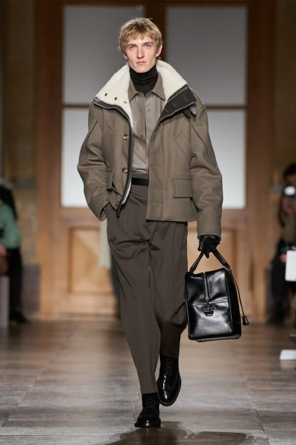 modelo desfilando en el desfile Hermès invierno 2026