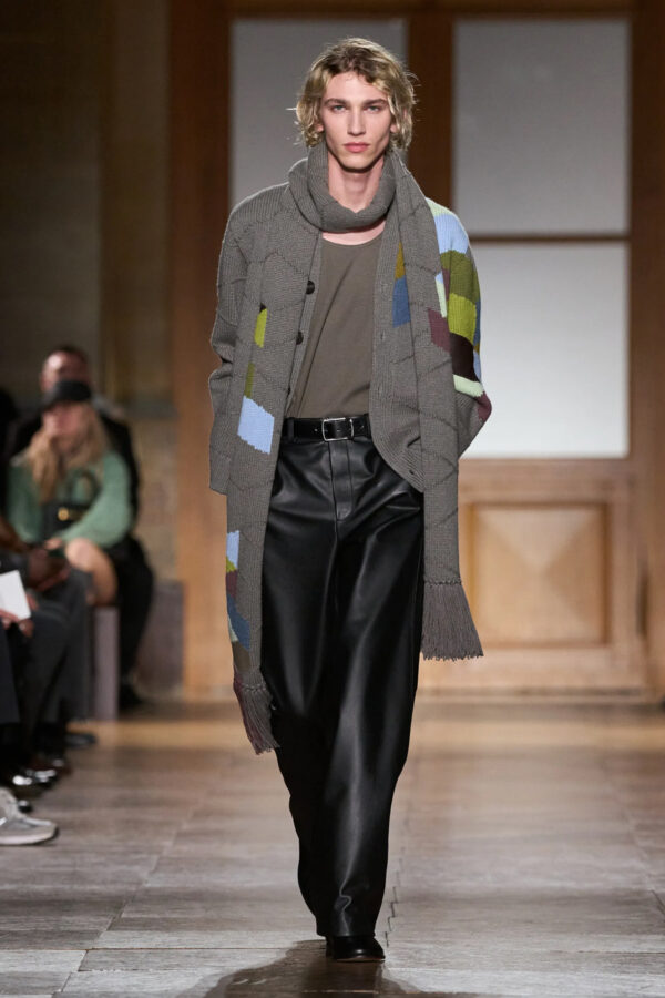 modelo desfilando en el desfile Hermès invierno 2026