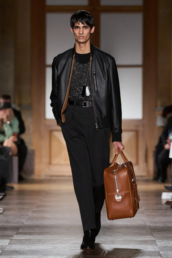 modelo desfilando en el desfile Hermès invierno 2026