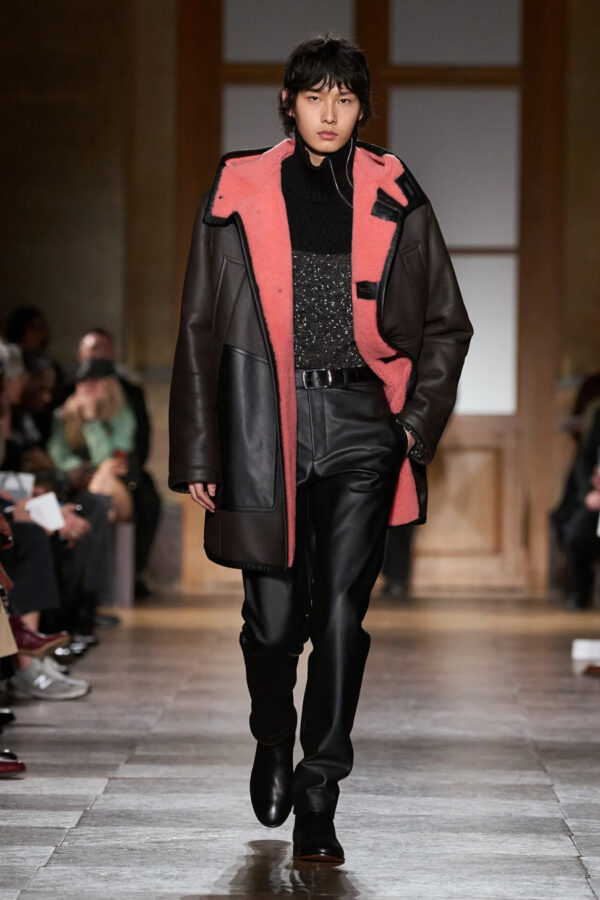 modelo desfilando en el desfile Hermès invierno 2026