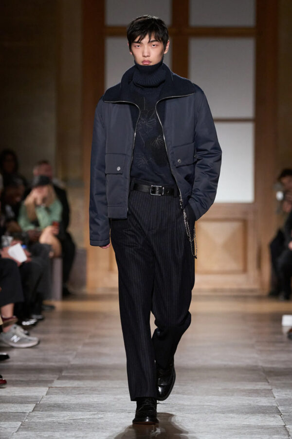 modelo desfilando en el desfile Hermès invierno 2026