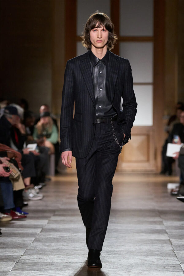 modelo desfilando en el desfile Hermès invierno 2026