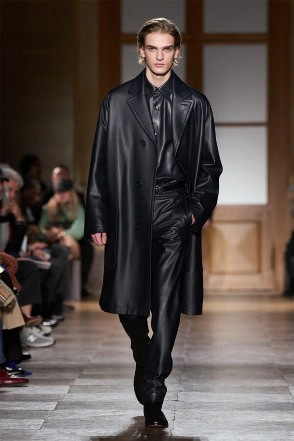 modelo desfilando en el desfile Hermès invierno 2026