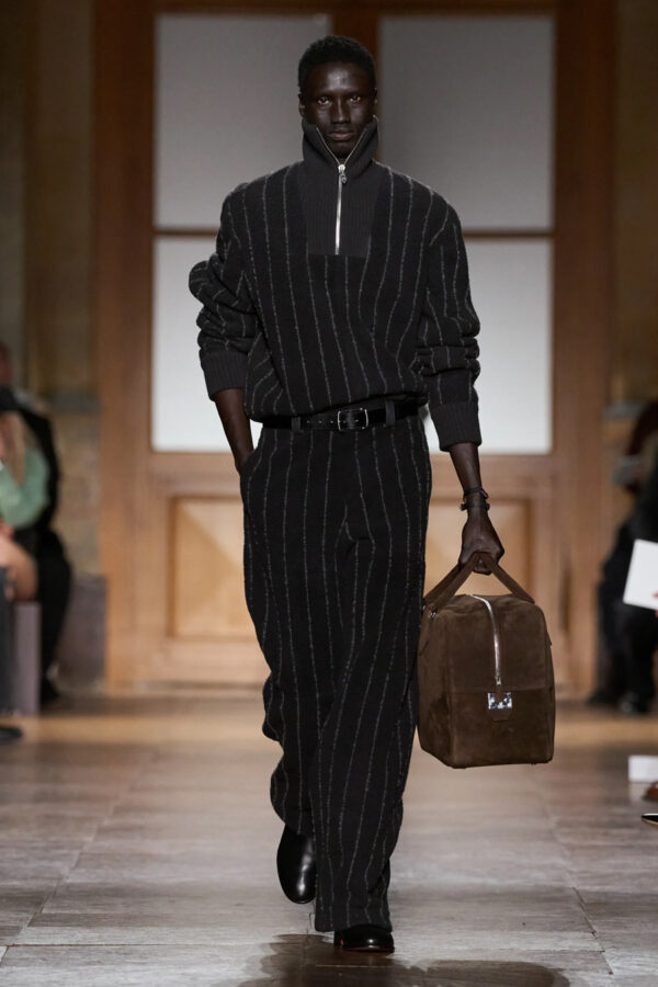 modelo desfilando en el desfile Hermès invierno 2026
