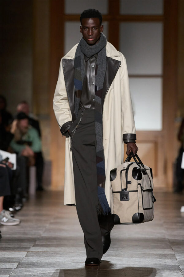 modelo desfilando en el desfile Hermès invierno 2026