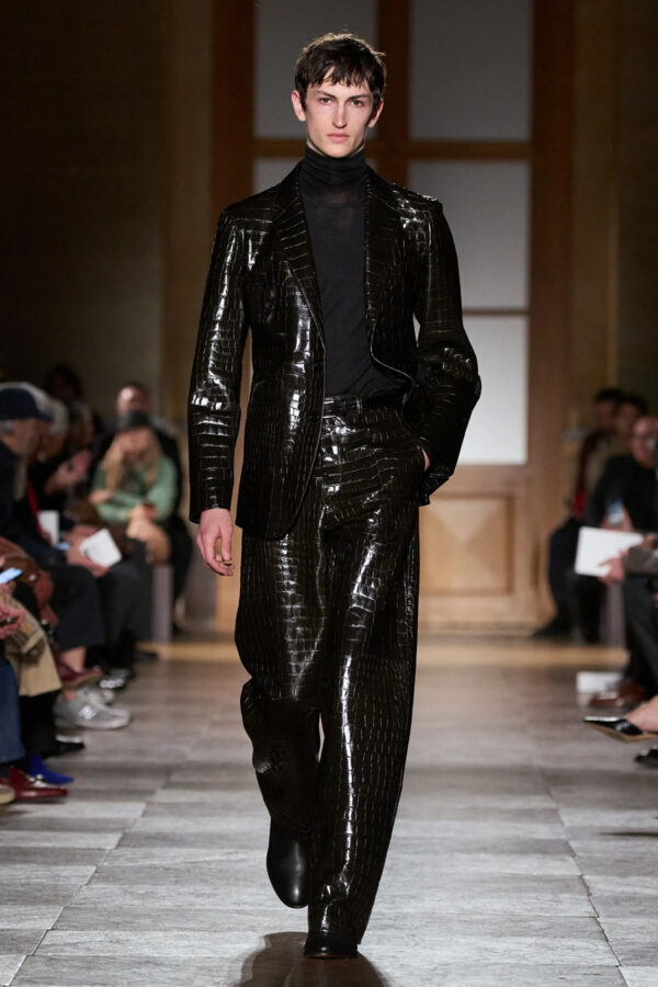 modelo desfilando en el desfile Hermès invierno 2026