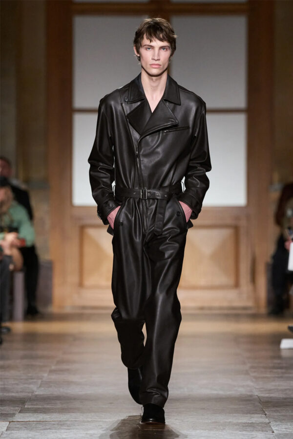 modelo desfilando en el desfile Hermès invierno 2026