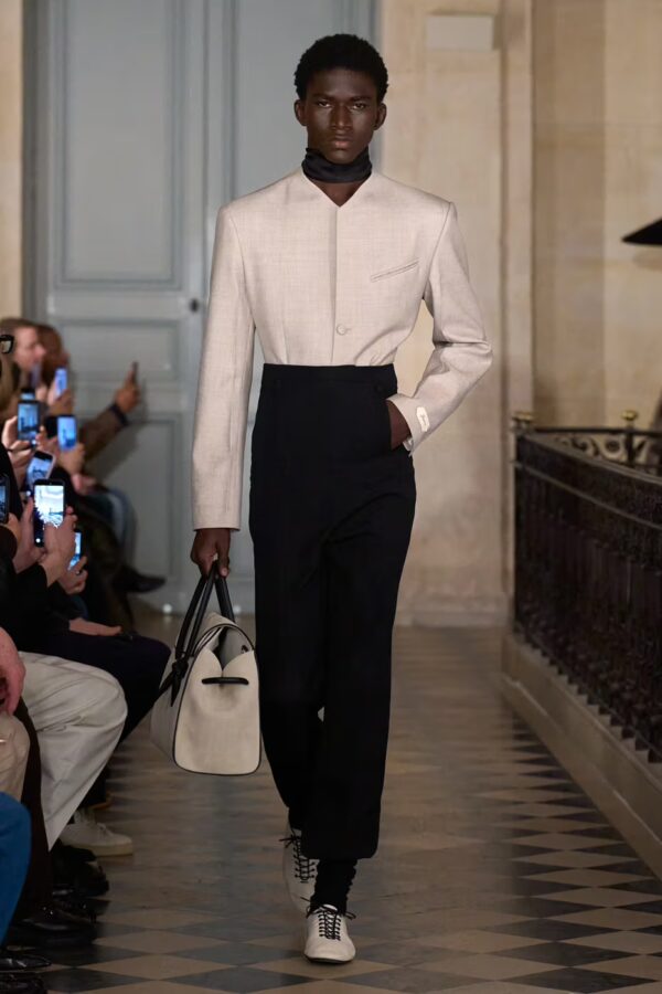 modelo desfilando en el desfile de Jacquemus otoño/invierno 2026