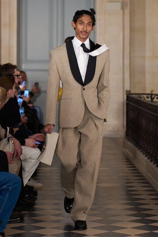 modelo desfilando en el desfile de Jacquemus otoño/invierno 2026