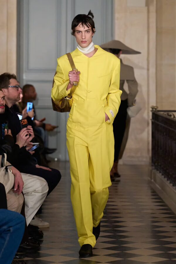 modelo desfilando en el desfile de Jacquemus otoño/invierno 2026