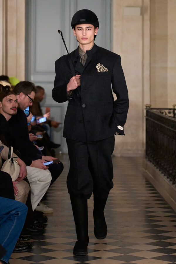 modelo desfilando en el desfile de Jacquemus otoño/invierno 2026