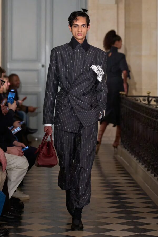 modelo desfilando en el desfile de Jacquemus otoño/invierno 2026