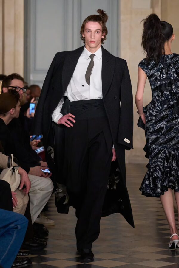 modelo desfilando en el desfile de Jacquemus otoño/invierno 2026