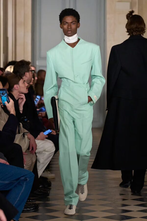 modelo desfilando en el desfile de Jacquemus otoño/invierno 2026