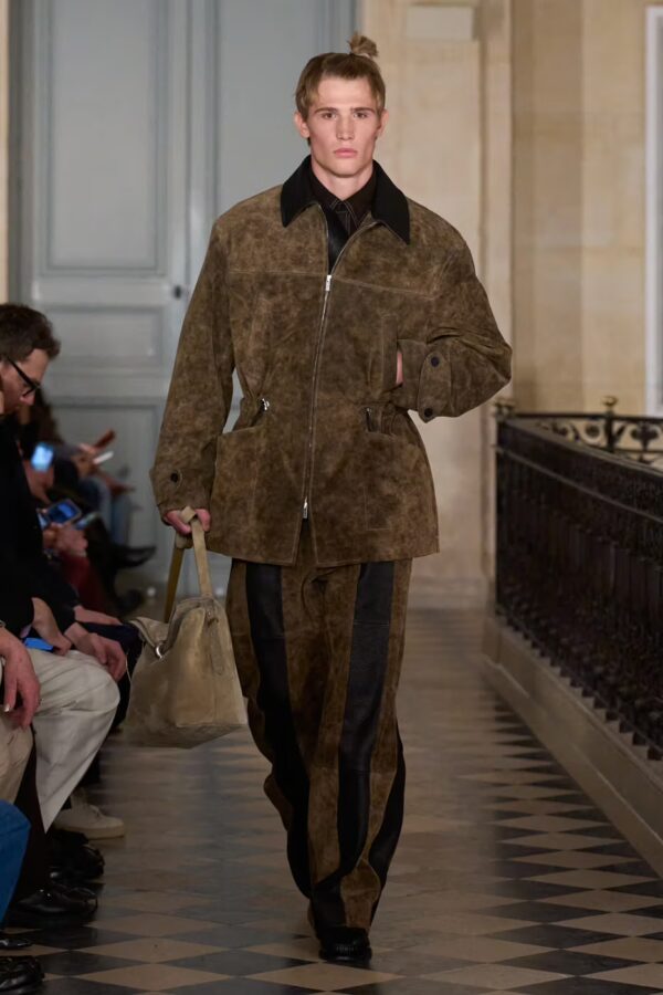 modelo desfilando en el desfile de Jacquemus otoño/invierno 2026