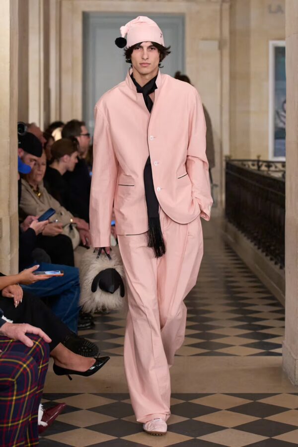 modelo desfilando en el desfile de Jacquemus otoño/invierno 2026