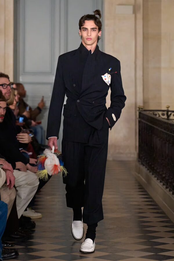 modelo desfilando en el desfile de Jacquemus otoño/invierno 2026