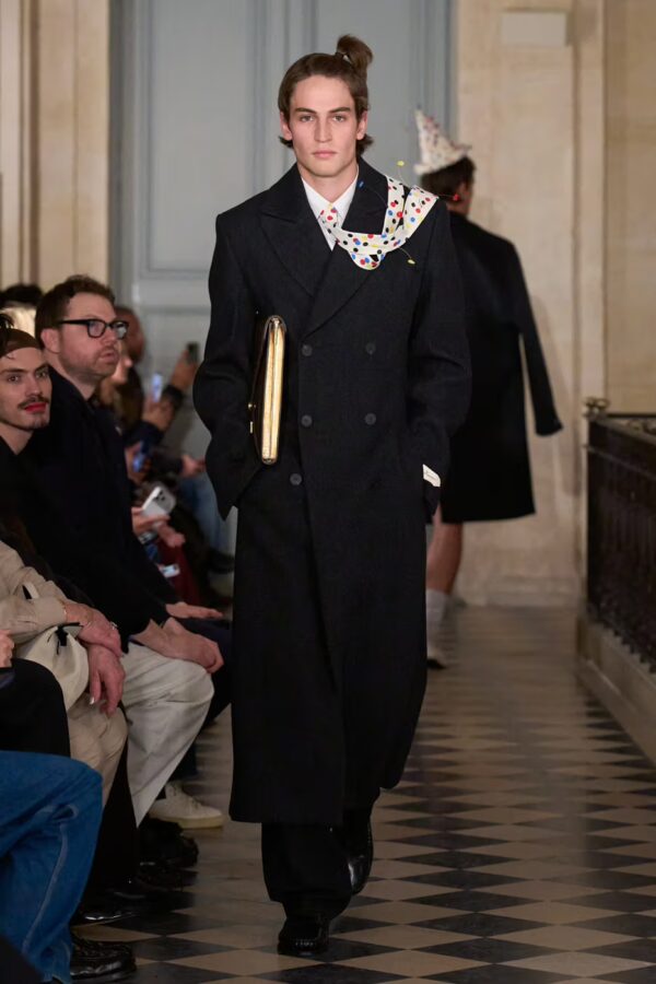 modelo desfilando en el desfile de Jacquemus otoño/invierno 2026