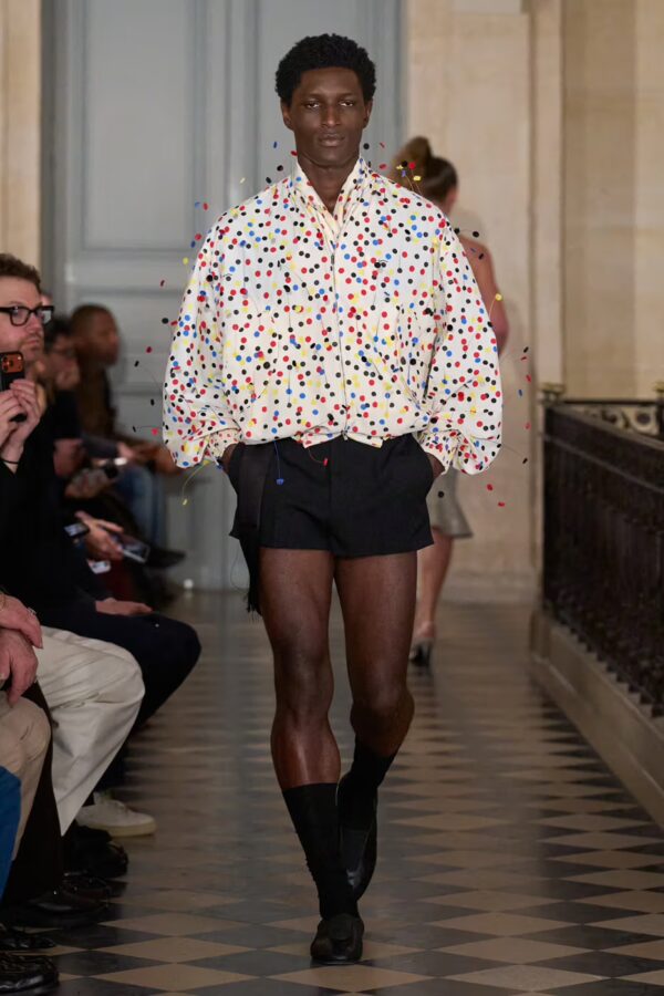 modelo desfilando en el desfile de Jacquemus otoño/invierno 2026