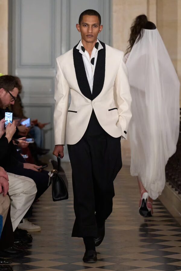 modelo desfilando en el desfile de Jacquemus otoño/invierno 2026