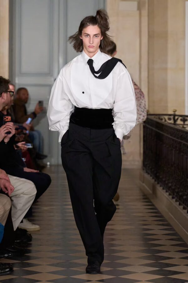 modelo desfilando en el desfile de Jacquemus otoño/invierno 2026