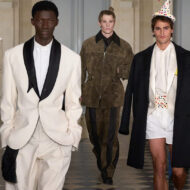 Desfile Jacquemus otoño/invierno 2026: los mejores looks de hombre Collage que muestra a diferentes modelos desfilando durante el desfile de Jacquemus otoño/invierno 2026-2027