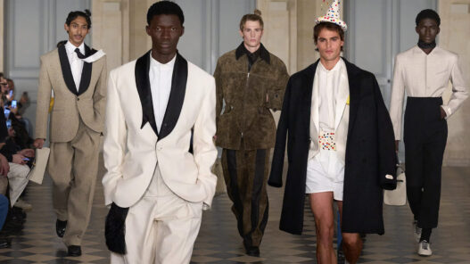 Collage que muestra a diferentes modelos desfilando durante el desfile de Jacquemus otoño/invierno 2026-2027