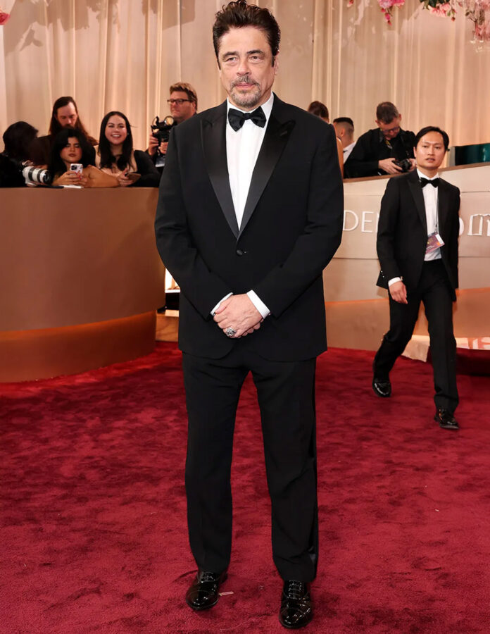 Benicio del Toroposa en la alfombra roja de los Globos de Oro 2026.