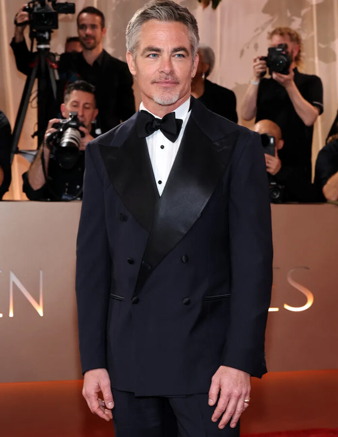 Chris Pine posa en la alfombra roja de los Globos de Oro 2026