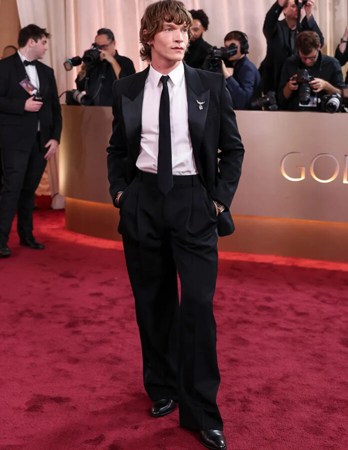 Connor Storrie posa en la alfombra roja de los Globos de Oro 2026