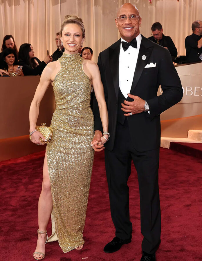 Lauren Hashian y Dwayne Johnson asisten a la 83.ª edición de los Globos de Oro.