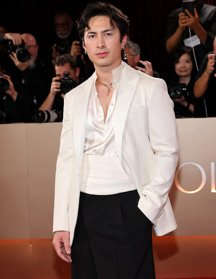 Hudson Williams posa en la alfombra roja de los Globos de Oro 2026