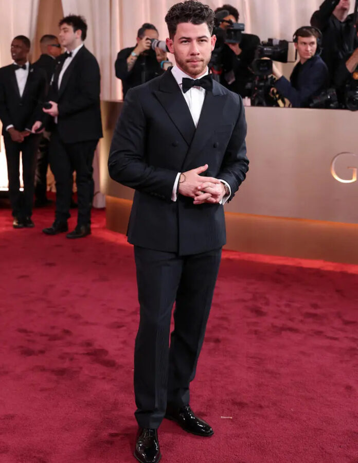Nick Jonas posa en la alfombra roja de los Globos de Oro 2026