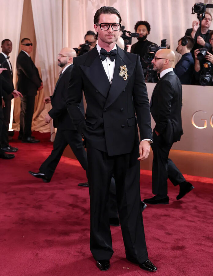 Patrick Schwarzenegger posa en la alfombra roja de los Globos de Oro 2026.