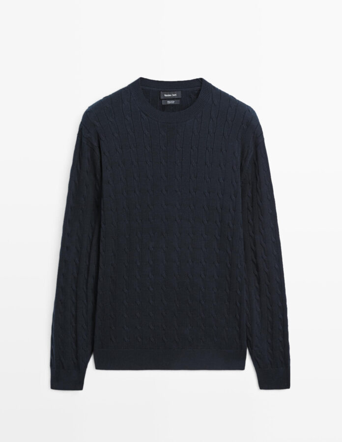 Silueta de un jersey azul marino de punto trenzado de massimo Dutti invierno 2026
