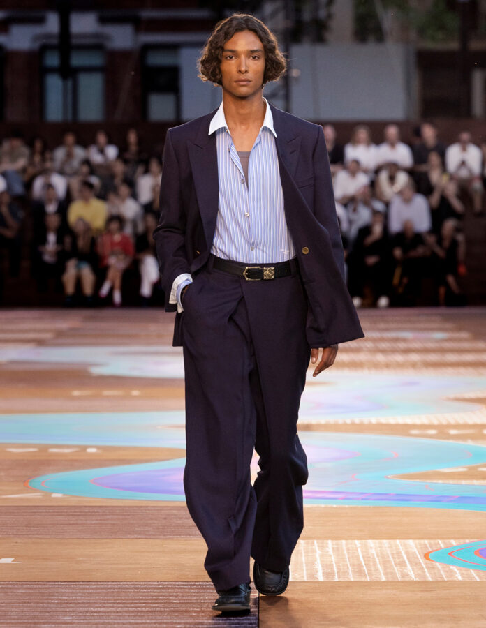 Look de pasarela de Louis Vuitton otoño/invierno 2026-2027 con traje azul oversize y camisa de rayas