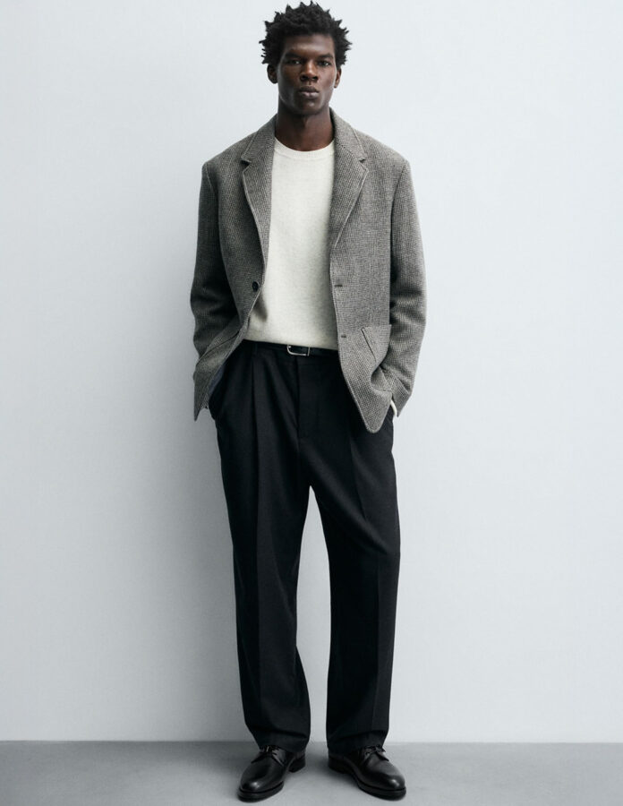 hombre vestido con un look smart casual y con unos zapatos derby color negro