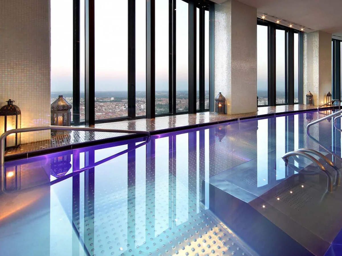 Piscina interior del hotel Eurostars Madrid Tower
