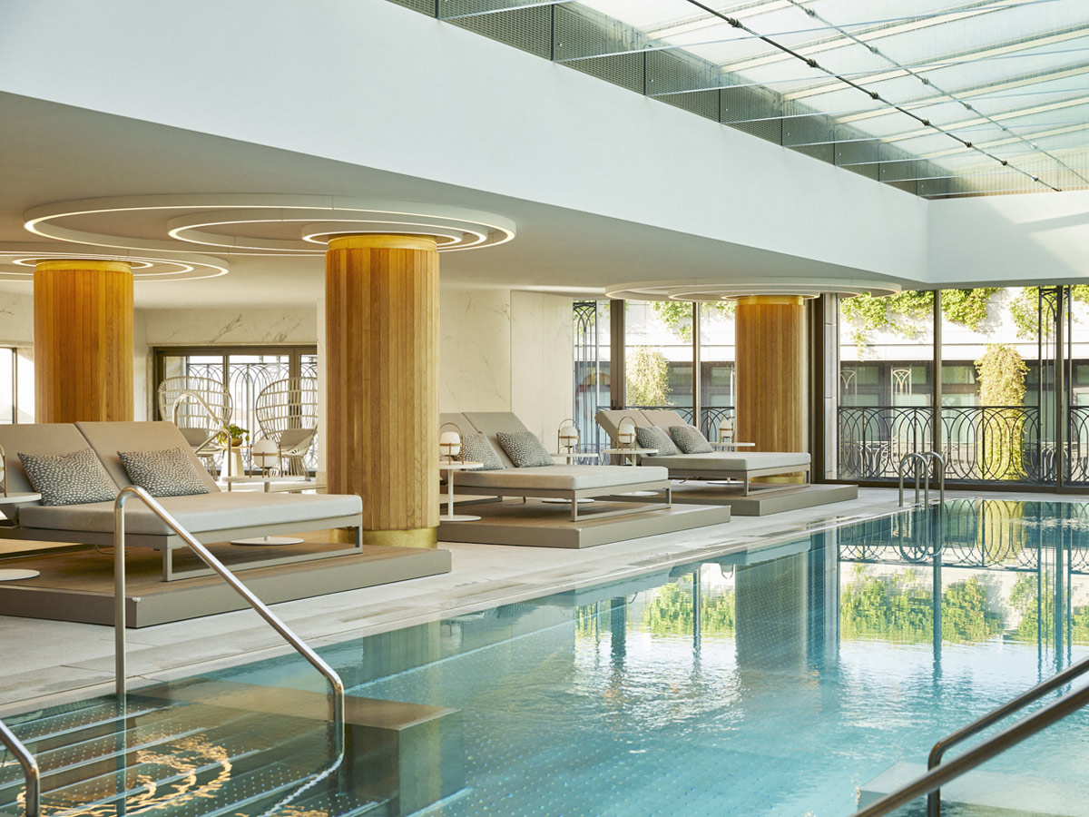 Piscina interior de The Spa at Four Seasons Hotel en Madrid.