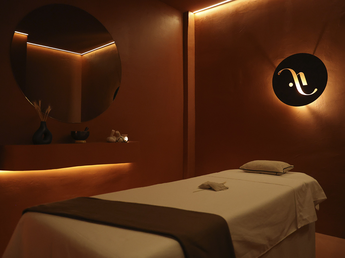 Sala de masaje con una camilla del centro Marte, en Madrid