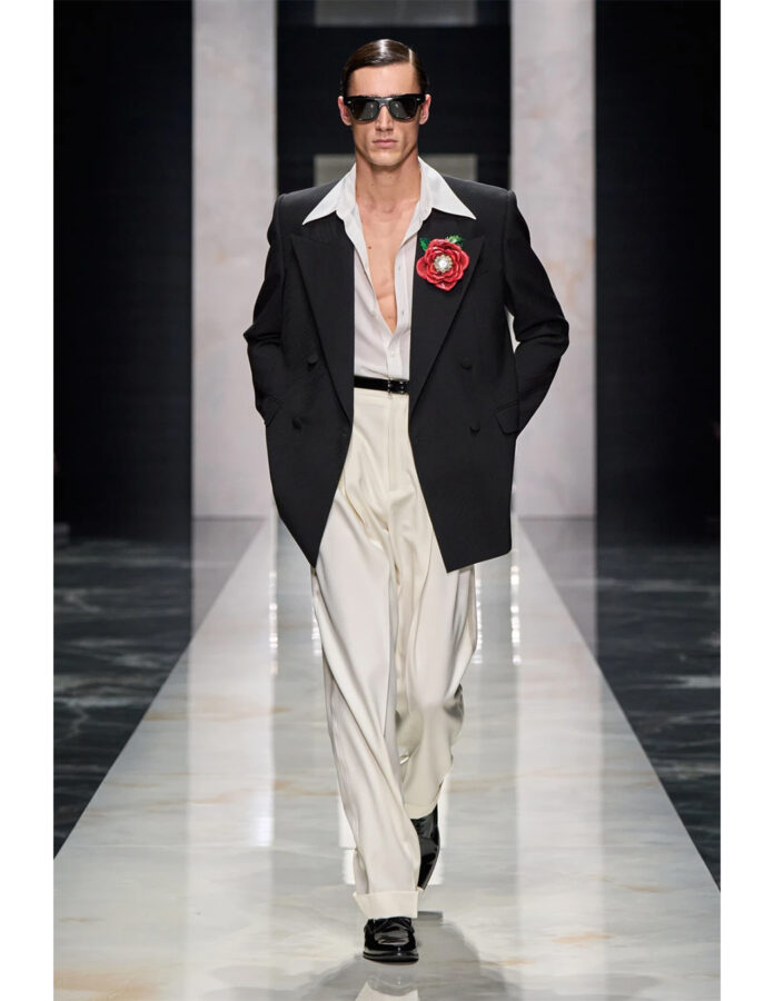 El modelo Carlos Galobart desfilando para Dolce & Gabbana en su desfile de otoño-invierno 2026/2027