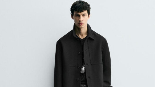 Modelo joven vestido con un look oscuro de Zara hombre