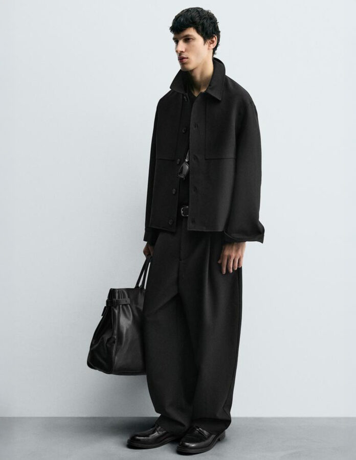 Modelo joven vestido con un look oscuro de Zara hombre