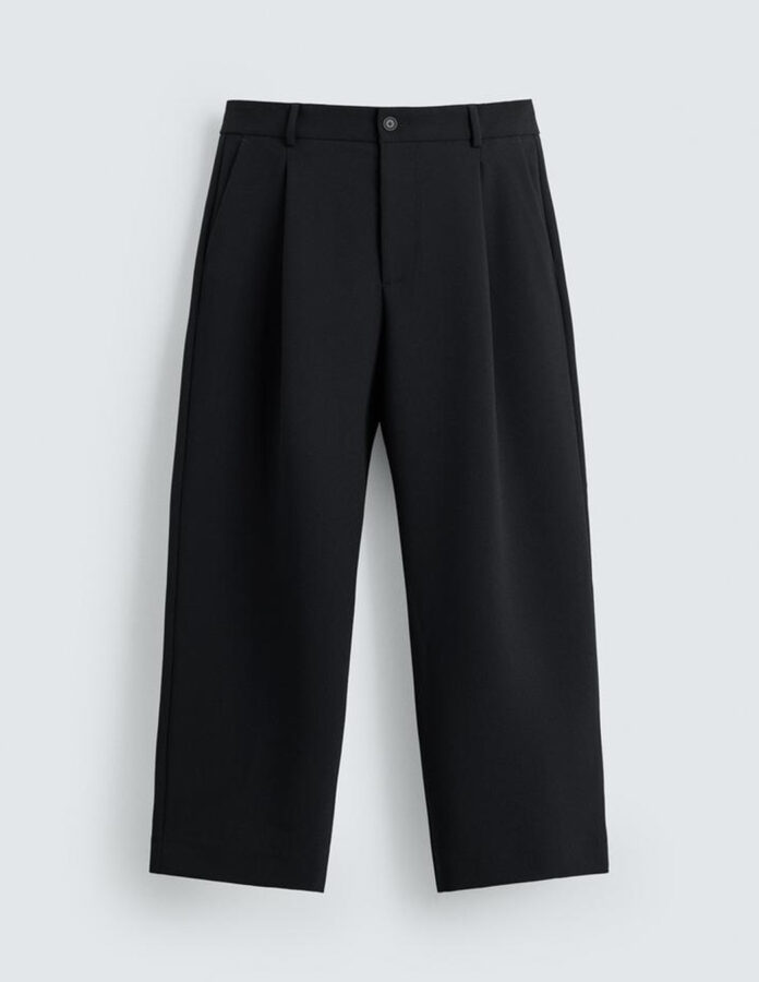 Silueta del pantalón negro de Zara de la colección invierno 2026, de corte relajado