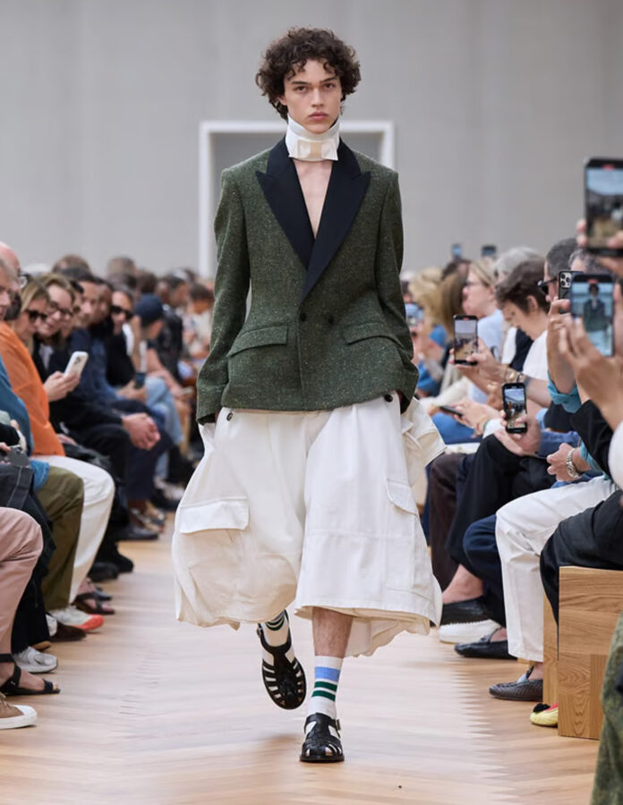 Modelo de la marca Dior desfilando con unos pantalones muy grandes, estilo XXL, en el desfile de la temporada primavera/verano 2026
